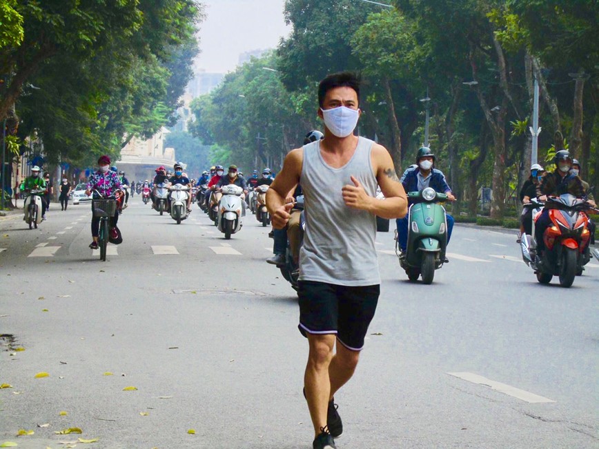 Ha Noi: Nguoi dan xuat hien tu tuong chu quan trong phong chong dich benh - Hinh anh 3