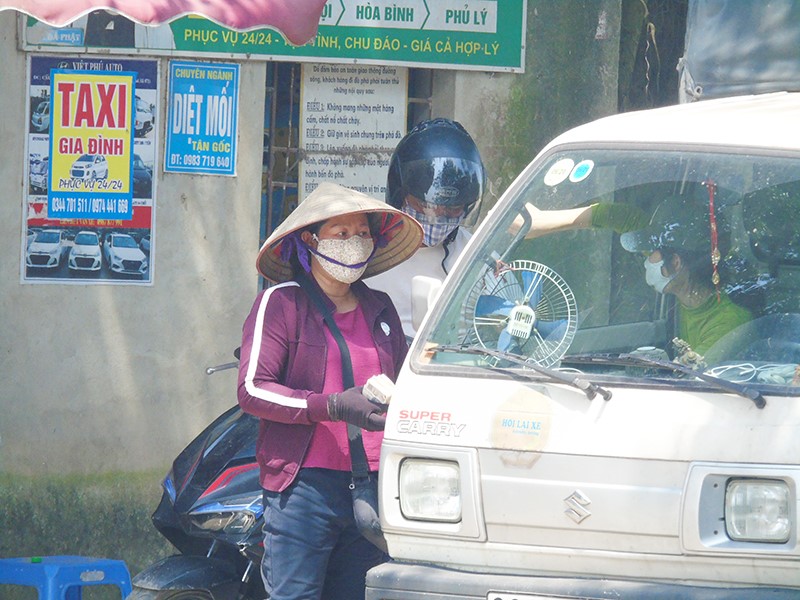 Ha Noi: Cac ben pha tro lai hoat dong sau khi noi long gian cach xa hoi - Hinh anh 4