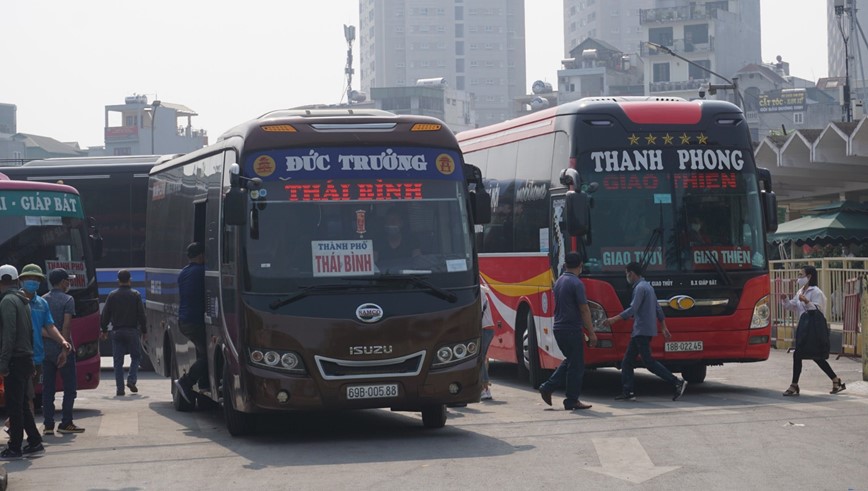 Ha Noi: Nguoi dan ve que nghi le 30/4 - 1/5, ben xe thong thoang, ap luc giao thong tang nhe - Hinh anh 7