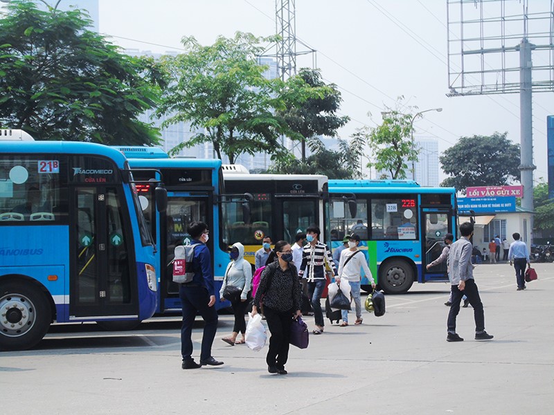 Ha Noi: Nguoi dan ve que nghi le 30/4 - 1/5, ben xe thong thoang, ap luc giao thong tang nhe - Hinh anh 9