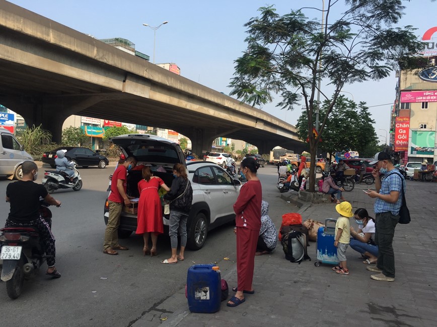 Ha Noi: Nguoi dan ve que nghi le 30/4 - 1/5, ben xe thong thoang, ap luc giao thong tang nhe - Hinh anh 4