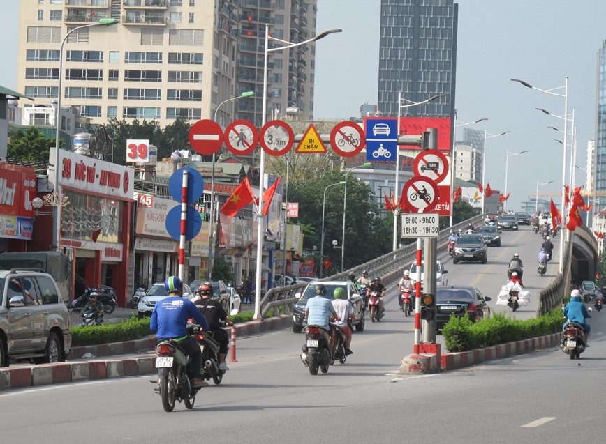 Ha Noi: Nhung bien bao giao thong co cung nhu khong - Hinh anh 7