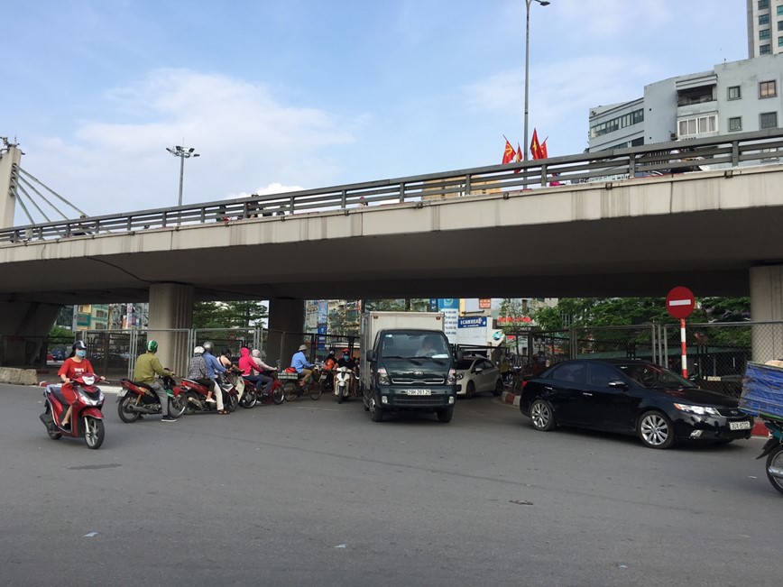 Ha Noi: Nhung bien bao giao thong co cung nhu khong - Hinh anh 5