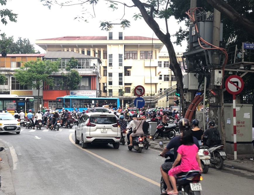 Ha Noi: Nhung bien bao giao thong co cung nhu khong - Hinh anh 3