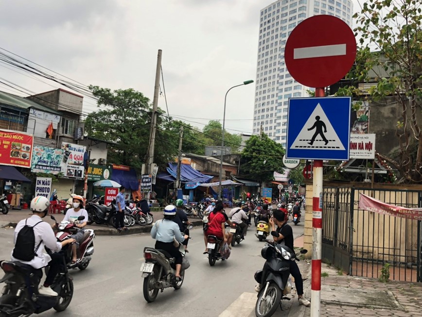 Ha Noi: Nhung bien bao giao thong co cung nhu khong - Hinh anh 9