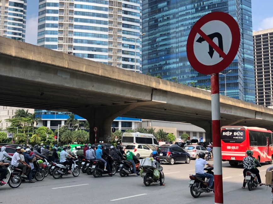 Ha Noi: Nhung bien bao giao thong co cung nhu khong - Hinh anh 1