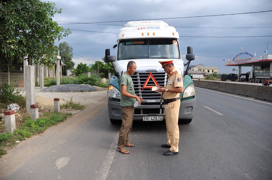 CSGT Quang Tri xu ly nghiem vi pham, day manh tuyen truyen trong cao diem tong kiem soat - Hinh anh 2