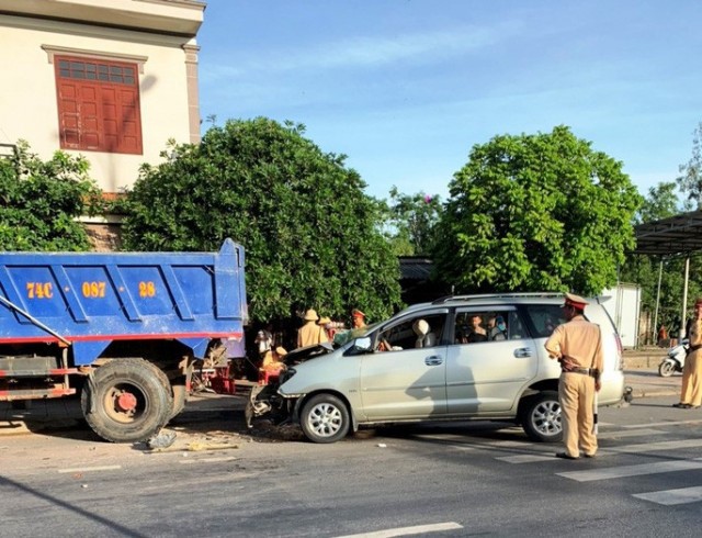 Quang Tri: Xe o to dam xe ben do ben duong, 4 nguoi nhap vien cap cuu - Hinh anh 1