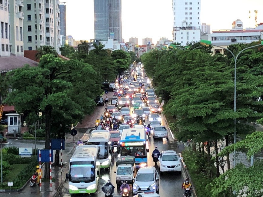 [Anh] Ha Noi: Mua lon gay tac duong, nhieu noi “pho nhu song“ - Hinh anh 2