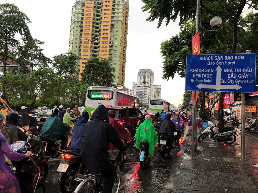 [Anh] Ha Noi: Mua lon gay tac duong, nhieu noi “pho nhu song“ - Hinh anh 3