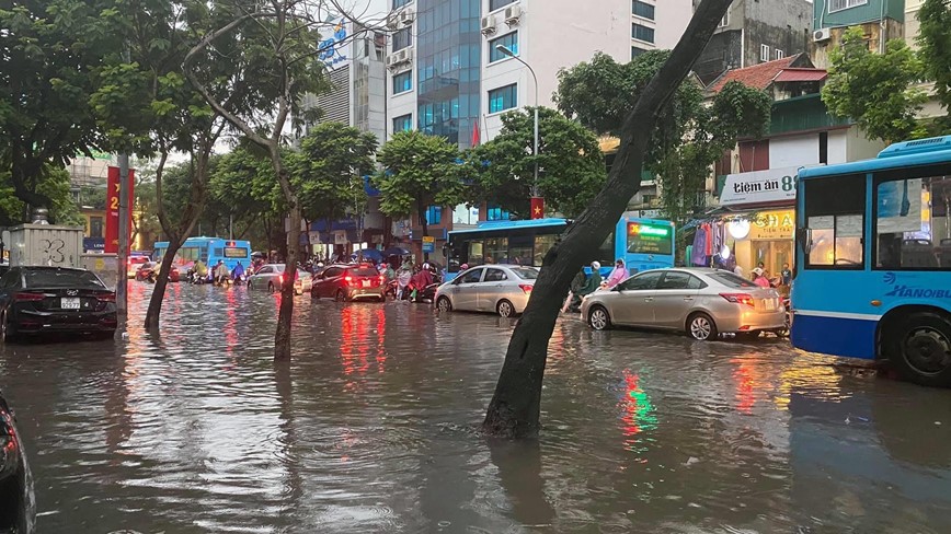 [Anh] Ha Noi: Mua lon gay tac duong, nhieu noi “pho nhu song“ - Hinh anh 5