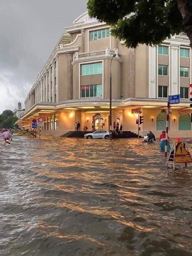 [Anh] Ha Noi: Mua lon gay tac duong, nhieu noi “pho nhu song“ - Hinh anh 6