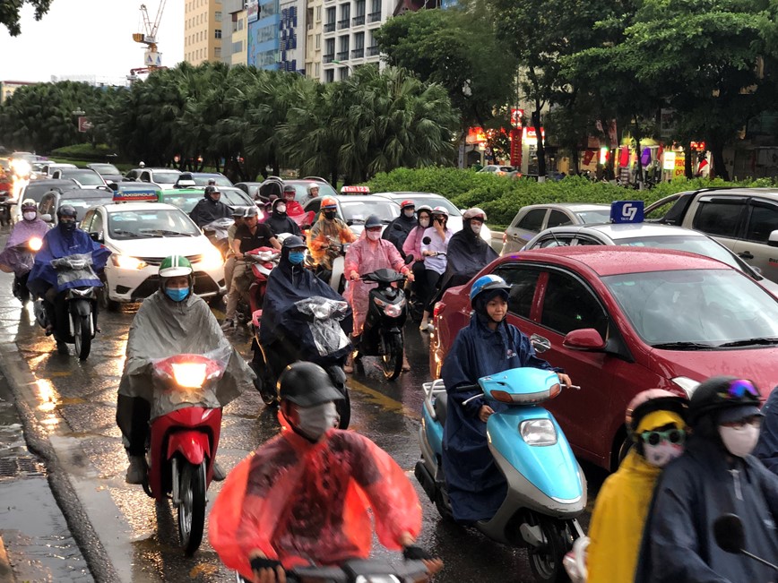 [Anh] Ha Noi: Mua lon gay tac duong, nhieu noi “pho nhu song“ - Hinh anh 1