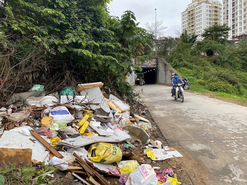 Ha Noi: Nhieu tuyen duong “ngap” trong rac thai - Hinh anh 2