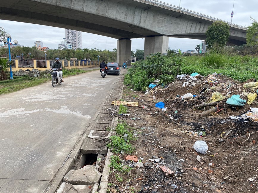 Ha Noi: Nhieu tuyen duong “ngap” trong rac thai - Hinh anh 3