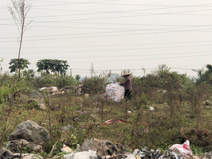 Ha Noi: Nhieu tuyen duong “ngap” trong rac thai - Hinh anh 9