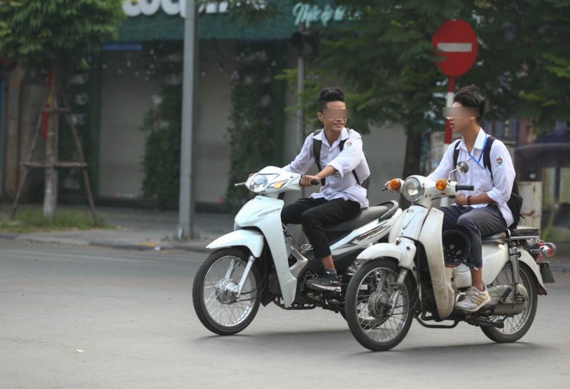 Hoc sinh tham gia giao thong vi pham phap luat: Noi lo cho nguoi di duong - Hinh anh 2