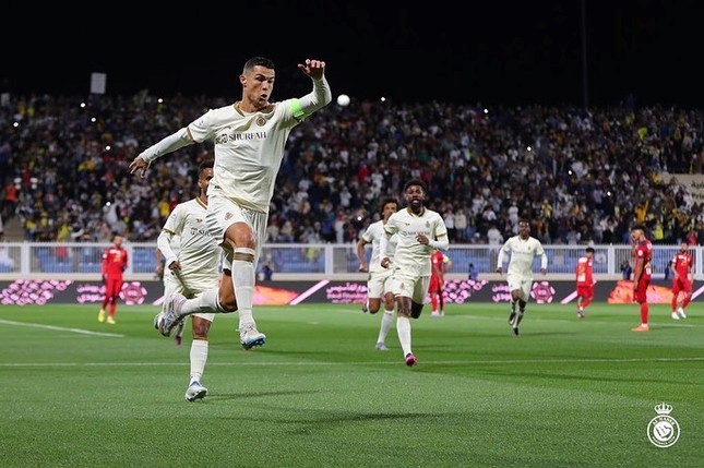 Ronaldo lap hat-trick giup Al Nassr tro lai ngoi dau - Hinh anh 1