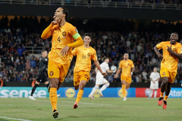 Van Dijk hoa nguoi hung, Ha Lan tien gan toi VCK EURO 2024 - Hinh anh 1