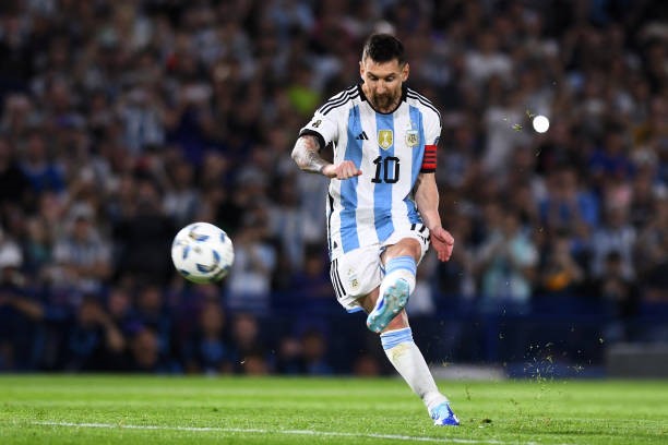 Argentina nhan that bai e che truoc Uruguay sau sai lam cua Messi - Hinh anh 1