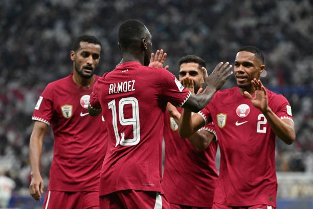 Chu nha Qatar thang dam ngay ra quan tai Asian Cup 2023 - Hinh anh 1