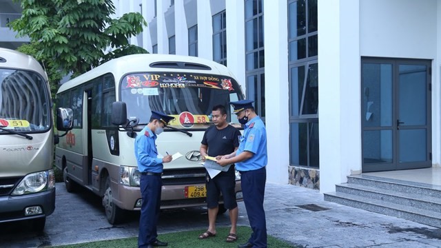 Tu vu tre bi bo quen tren xe: Cap phu hieu theo bien so de quan chat hon - Hinh anh 1