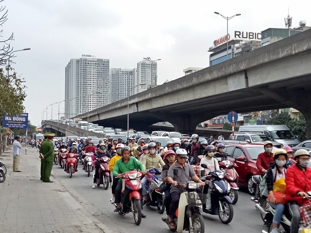 Ha Noi: Ben xe thua vang, giao thong on dinh ngay cuoi ky nghi Tet Nguyen dan 2019 - Hinh anh 1