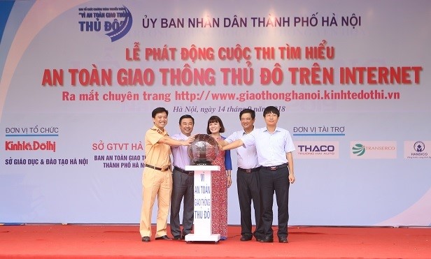 Chuong trinh truyen thong “Vi An toan giao thong Thu do - nam 2018”: Ben bi vi Ha Noi van minh, an toan - Hinh anh 1