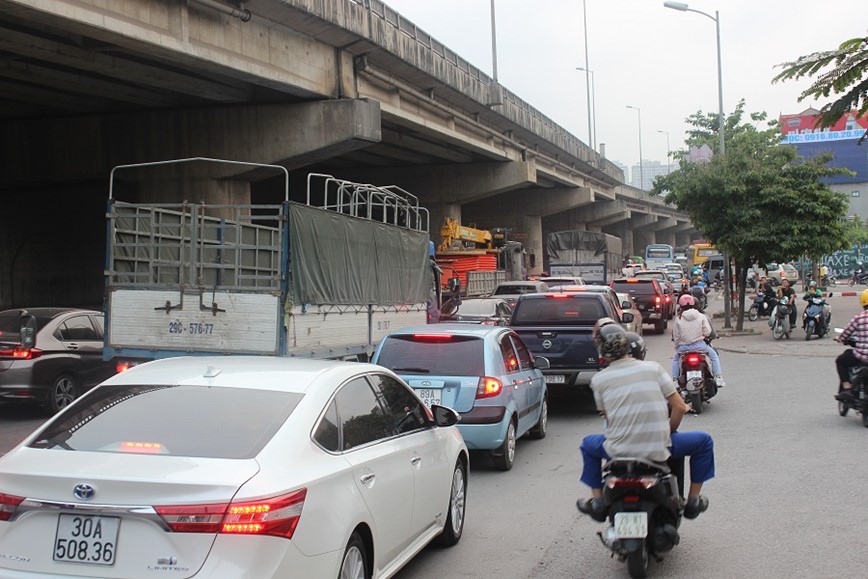 Khu vuc ben xe Nuoc Ngam lon xon ngay dau nghi le Gio To Hung Vuong - Hinh anh 1