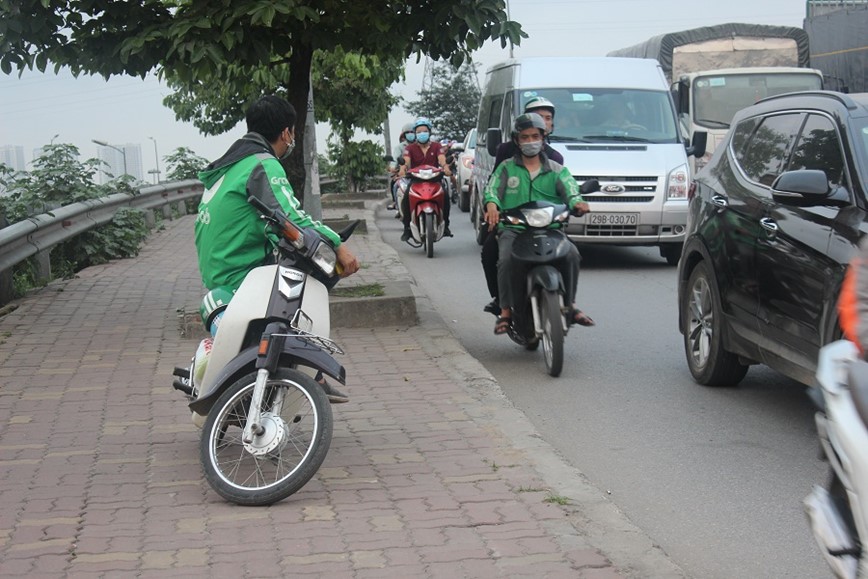 Khu vuc ben xe Nuoc Ngam lon xon ngay dau nghi le Gio To Hung Vuong - Hinh anh 5