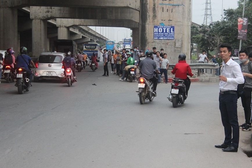 Khu vuc ben xe Nuoc Ngam lon xon ngay dau nghi le Gio To Hung Vuong - Hinh anh 6