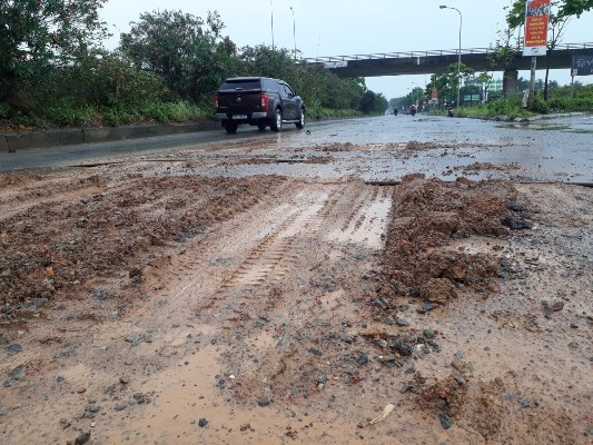 Duong gom Dai lo Thang Long lai ngap trong bun dat - Hinh anh 2