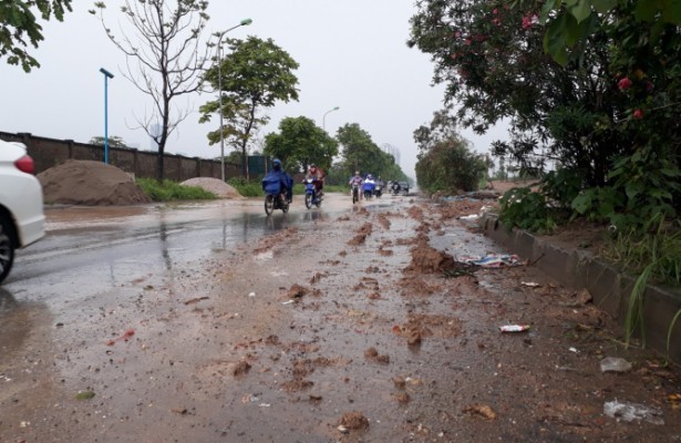 Duong gom Dai lo Thang Long lai ngap trong bun dat - Hinh anh 1