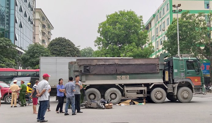 Ha Noi: Mot phu nu tu vong sau va cham voi xe tai - Hinh anh 1