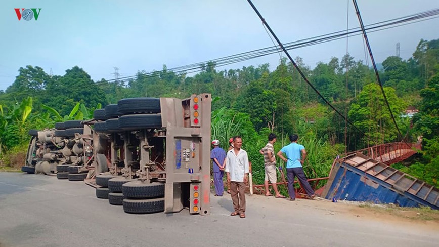 Cau treo hu hong nang do xe container lat trung - Hinh anh 1