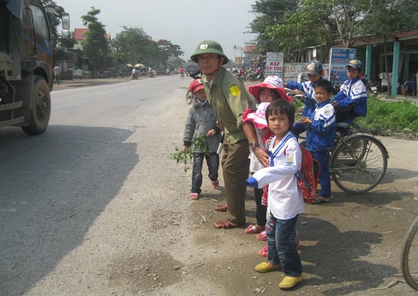 “Hiep sy giao thong” 13 nam dua hoc sinh qua duong - Hinh anh 1