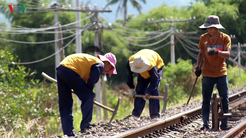 Trom phu kien duong sat, uy hiep an toan chay tau tai Khanh Hoa - Hinh anh 1