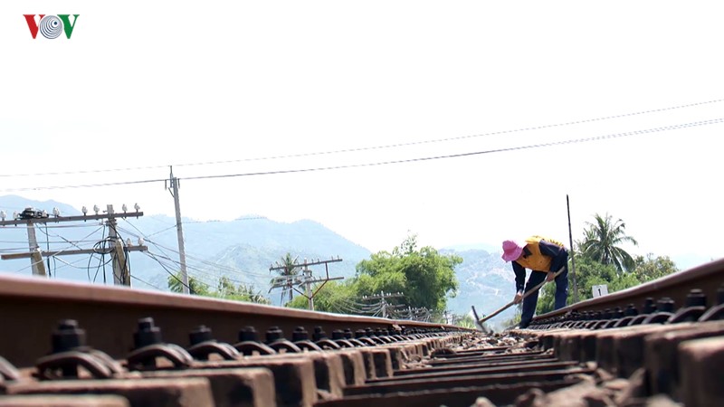 Trom phu kien duong sat, uy hiep an toan chay tau tai Khanh Hoa - Hinh anh 2