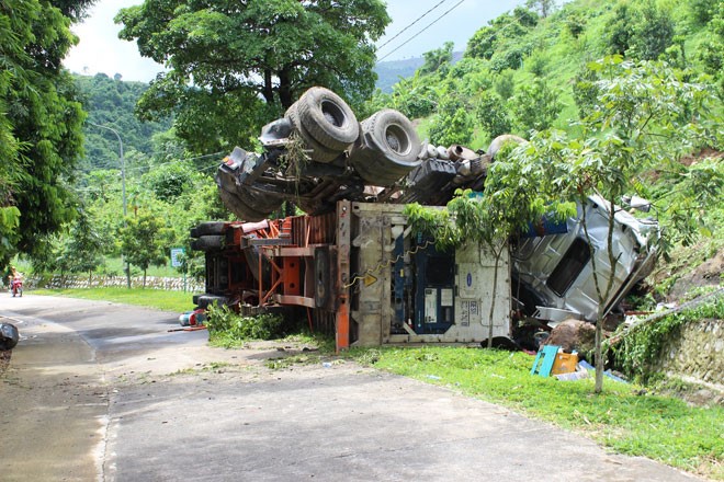 Lat xe dau keo tai diem den giao thong tren quoc lo 279 - Hinh anh 1