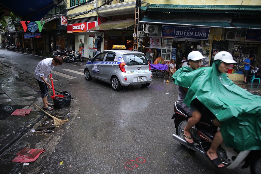 Rac thai, tui nilon theo nuoc mua tran ngap pho co Ha Noi  - Hinh anh 2