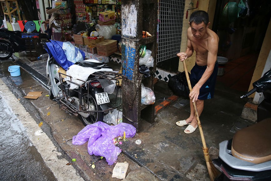 Rac thai, tui nilon theo nuoc mua tran ngap pho co Ha Noi  - Hinh anh 4