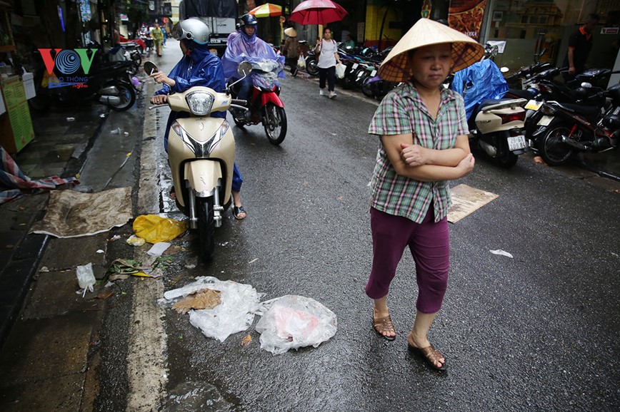 Rac thai, tui nilon theo nuoc mua tran ngap pho co Ha Noi  - Hinh anh 5