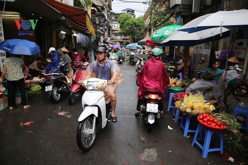 Rac thai, tui nilon theo nuoc mua tran ngap pho co Ha Noi  - Hinh anh 6