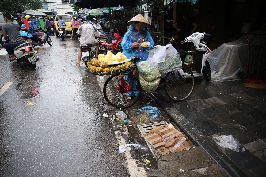 Rac thai, tui nilon theo nuoc mua tran ngap pho co Ha Noi  - Hinh anh 9