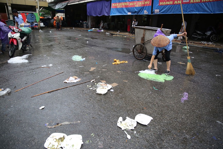 Rac thai, tui nilon theo nuoc mua tran ngap pho co Ha Noi  - Hinh anh 11