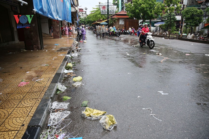 Rac thai, tui nilon theo nuoc mua tran ngap pho co Ha Noi  - Hinh anh 12