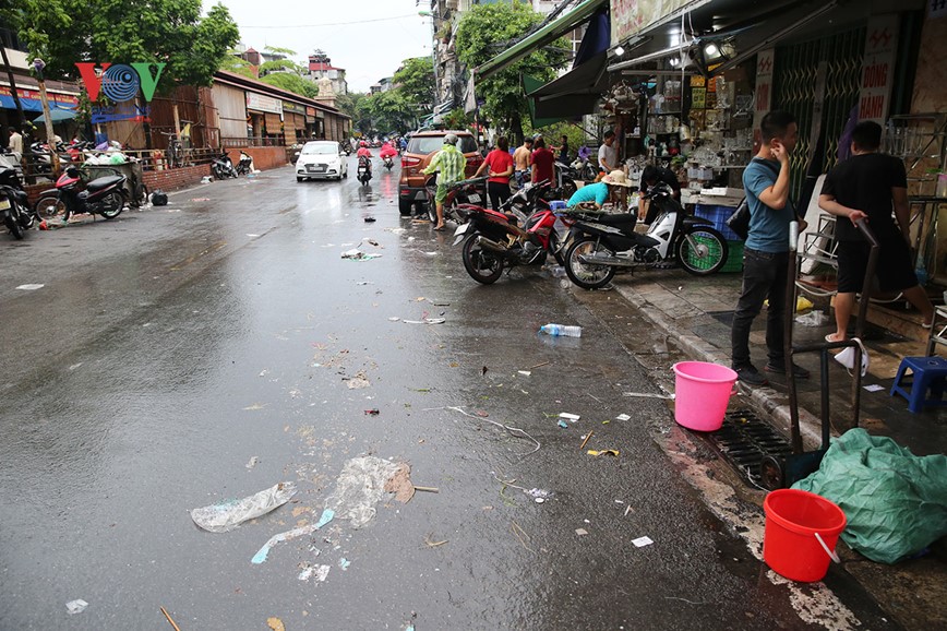 Rac thai, tui nilon theo nuoc mua tran ngap pho co Ha Noi  - Hinh anh 13