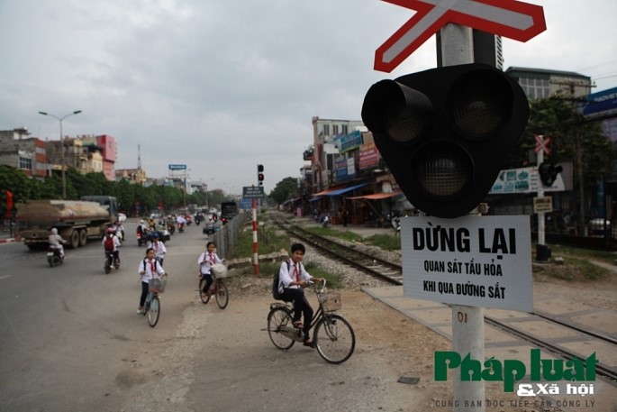 Du khach van bat chap nguy hiem “tha dang” tren “pho duong tau“ - Hinh anh 12