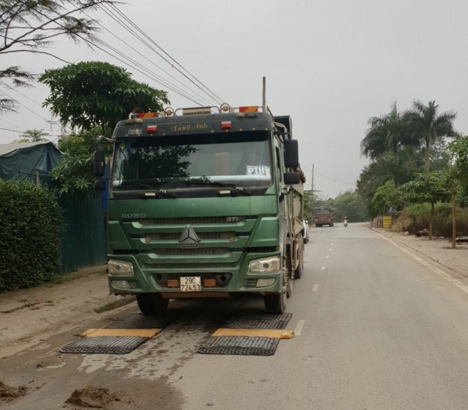 Ha Noi vay bat xe qua tai nhu phim hanh dong - Hinh anh 1