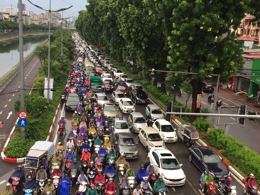 Ha Noi: Nhieu tuyen pho un tac, ngap sau sau con mua lon - Hinh anh 1